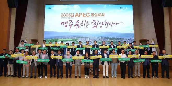 주낙영 경주시장과 언론인들이 APEC 정상회의 경주유치를 기원하는 퍼포먼스를 펼치고 있다. 경주시 제공