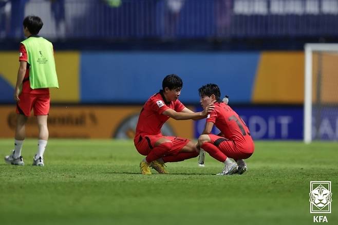 지난 2일 있었던 아시아축구연맹(AFC) 17세 이하(U-17) 아시안컵 결승전에서 일본에 패한 한국 대표팀 선수들이 아쉬워하고 있다. 대한축구협회 제공