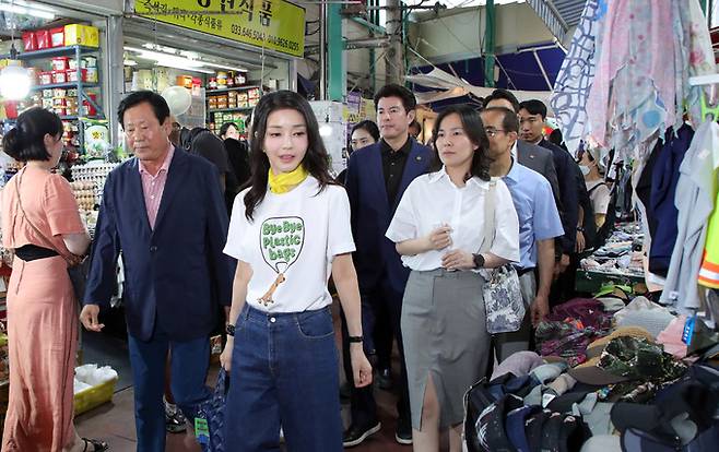 윤석열 대통령 부인 김건희 여사(맨 앞)가 3일 오후 강원도 강릉 중앙·성남시장을 방문하고 있다. 강릉=뉴시스