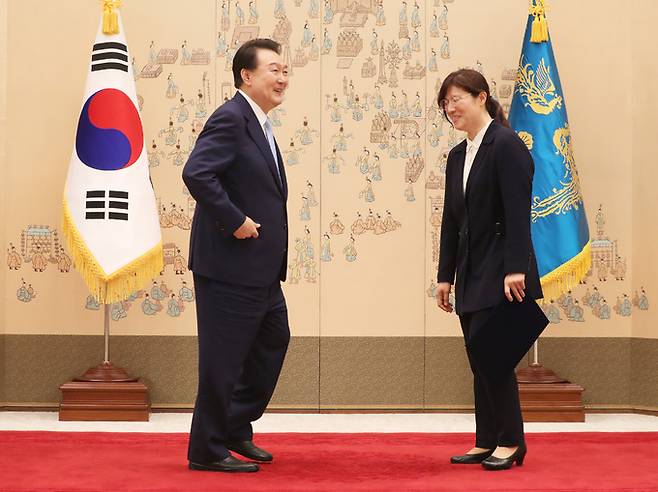 윤석열 대통령이 3일 서울 용산 대통령실 청사에서 장미란 문화체육관광부 제2차관에게 임명장을 수여하고 있다. 대통령실사진기자단