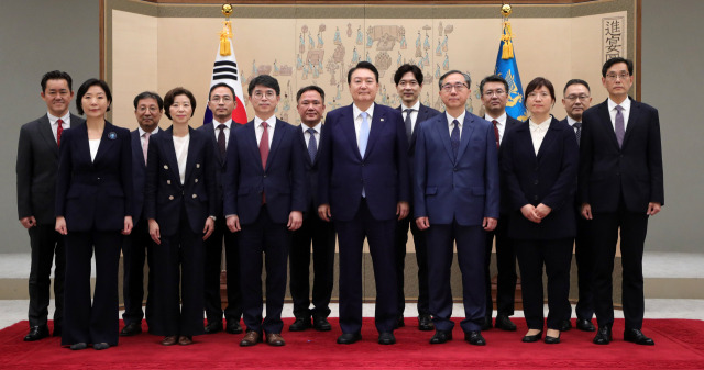 윤석열 대통령이 3일 서울 용산 대통령실 청사에서 김완섭 기획재정부 2차관, 조성경 과기정통부 1차관, 장미란 문화체육관광부 2차관 등 신임 차관들에게 임명장을 수여한 뒤 기념촬영을 하고 있다./연합뉴스