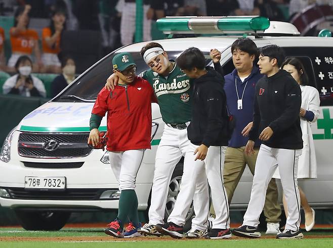 지난 5월12일 한화전에서 발목 부상으로 부축을 받는 추신수. SSG 제공