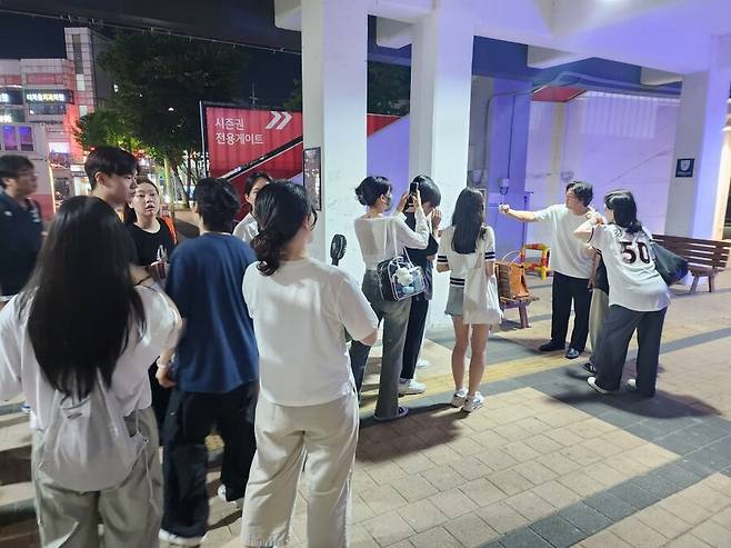 ▲ 1일 경기 뒤 팬서비스에 나선 김상수. ⓒkt 위즈