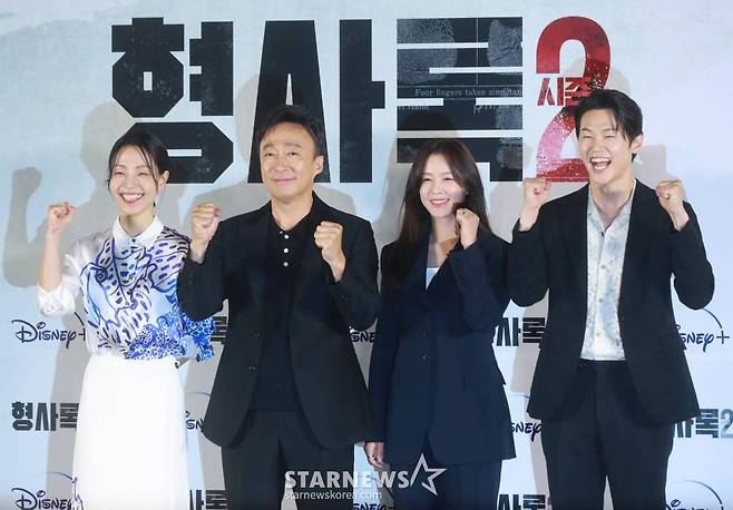 배우 김신록, 이성민, 경수진, 이학주가 3일 오후 서울 CGV용산아이파크몰에서 진행된 디즈니플러스 오리지널 시리즈 '형사록 시즌2' 언론시사회에 참석해 포즈를 취하고 있다.  협박범 '친구'의 숨은 배후를 쫓기 위해 다시 돌아온 강력계 형사 택록의 마지막 반격을 그린 웰메이드 범죄 스릴러 '형사록 시즌2'는 오는 5일 공개된다. /2023.07.03 /사진=이동훈 기자 photoguy@