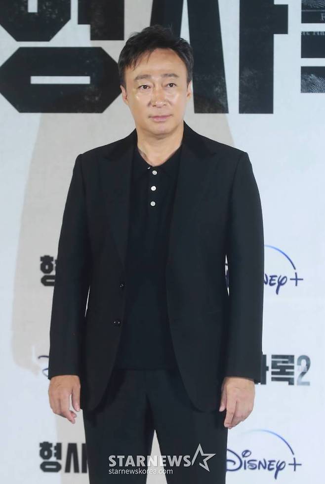 배우 이성민이 3일 오후 서울 CGV용산아이파크몰에서 진행된 디즈니플러스 오리지널 시리즈 '형사록 시즌2' 언론시사회에 참석해 포즈를 취하고 있다.  협박범 '친구'의 숨은 배후를 쫓기 위해 다시 돌아온 강력계 형사 택록의 마지막 반격을 그린 웰메이드 범죄 스릴러 '형사록 시즌2'는 오는 5일 공개된다. /2023.07.03 /사진=이동훈 기자 photoguy@