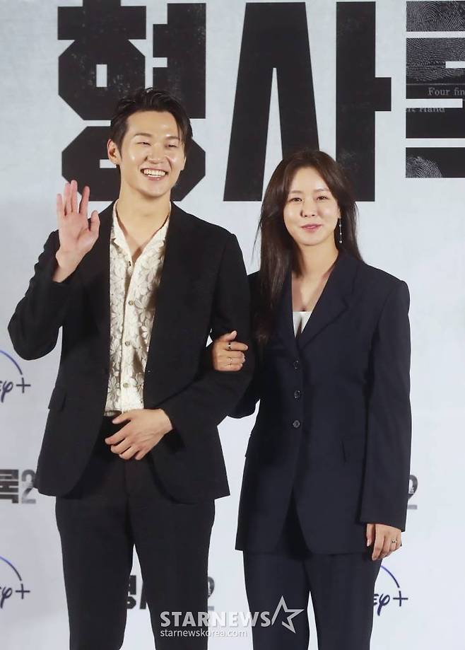 배우 이학주, 경수진이 3일 오후 서울 CGV용산아이파크몰에서 진행된 디즈니플러스 오리지널 시리즈 '형사록 시즌2' 언론시사회에 참석해 포즈를 취하고 있다.  협박범 '친구'의 숨은 배후를 쫓기 위해 다시 돌아온 강력계 형사 택록의 마지막 반격을 그린 웰메이드 범죄 스릴러 '형사록 시즌2'는 오는 5일 공개된다. /2023.07.03 /사진=이동훈 기자 photoguy@