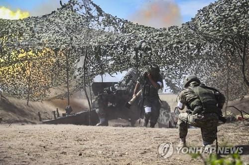 우크라 헤르손서 포격하는 러시아군 [러시아 국방부 제공/EPA·연합뉴스 자료사진. 재판매 및 DB 금지]