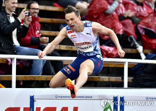 스톡홀름 다이아몬드리그 남자 400ｍ 허들에서 우승한 카르스텐 [AP=연합뉴스 자료사진]