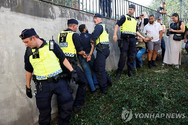 스웨덴 '쿠란 소각' 집회 항의하는 시위대 제지하는 경찰 (스톡홀름 로이터=연합뉴스) 스웨덴에서 이슬람 경전(쿠란)을 소각하는 시위가 일어난 가운데 28일(현지시간) 수도 스톡홀름의 이슬람 예배당 밖에서 항의 시위대가 경찰에 제지당하고 있다. 이날 스톡홀름 내 한 모스크의 외곽에서 당국의 승인 아래 200여명이 참가한 시위에서 한 참가자가 쿠란을 소각했다. 2023.06.29 danh2023@yna.co.kr