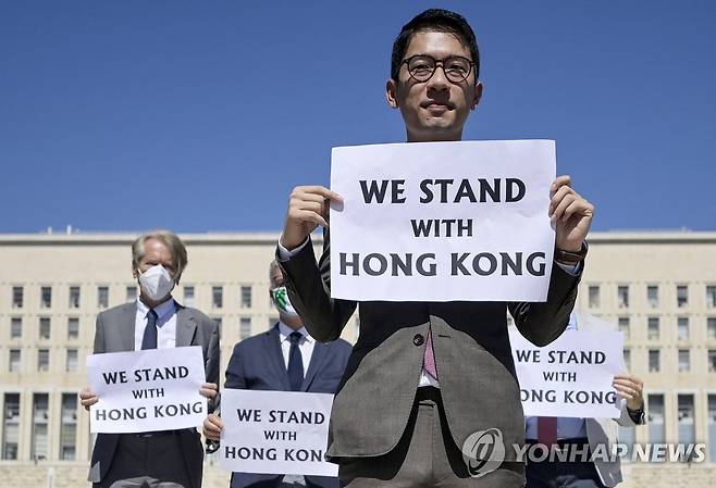 홍콩 민주화 인사, 이탈리아 외무청사서 시위 (EPA=연합뉴스) 홍콩 전 입법회 의원 네이선 로가 2020년 8월 25일 이탈리아 외교부 청사 앞에서 시위를 펼치는 모습. [연합뉴스 자료사진] 2023.7.3.