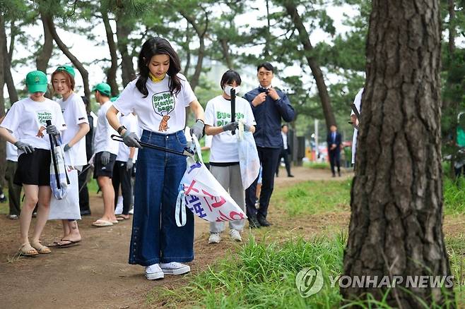 경포해수욕장 해변정화 활동하는 김건희 여사 (강릉=연합뉴스) 임헌정 기자 = 윤석열 대통령 부인 김건희 여사가 3일 오후 강원 강릉시 경포해수욕장에서 새마을회 관계자 및 대학생 자원봉사자들과 함께 쓰레기 및 폐플라스틱 등을 줍는 해변정화 활동을 하고 있다. 2023.7.3 [대통령실 제공. 재판매 및 DB 금지] kane@yna.co.kr