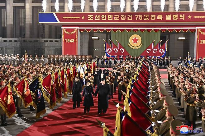 북한이 건군절(인민군 창건일) 75주년인 지난 2월 8일 평양 김일성광장에서 열병식을 개최한 가운데 김정은 국무위원장과 딸 김주애가 행사장에 들어서고 있다. (사진=조선중앙통신)