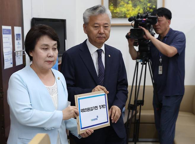 정춘숙(왼쪽)더불어민주당 정책수석부대표, 홍성국 원내대변인이 4일 오전 서울 여의도 국회 의안과로 김기현 국민의힘 대표 징계안을 제출하기 위해 들어오고 있다. (사진=뉴시스)