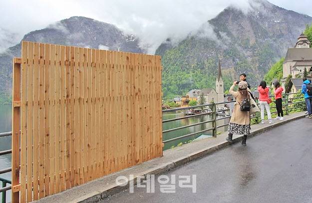 오스트리아 산악마을 할슈타트 주민들이 관광객 사진촬영을 금지하기 위해 설치한 울타리. (사진=AFP)