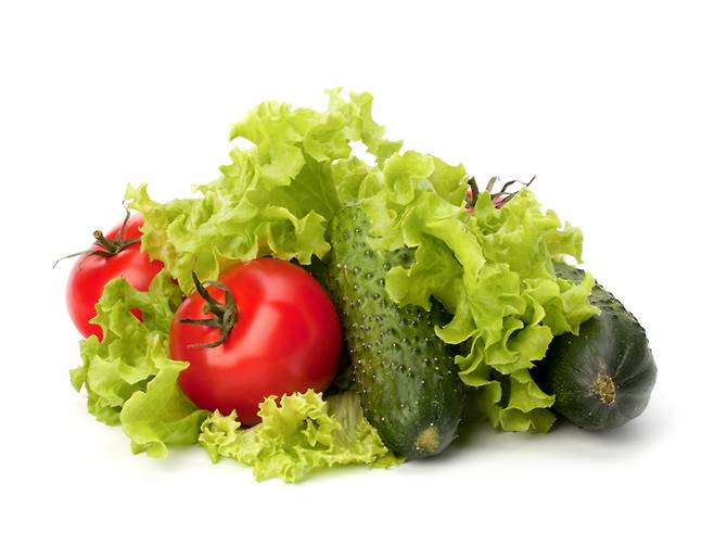 여름엔 오이, 토마토, 상추 등 수분 함량이 많은 채소 과일을 먹으면 좋다. 무더위에 갈증과 탈수 증상을 무난히 피할 수 있다. [사진=게티이미지뱅크]