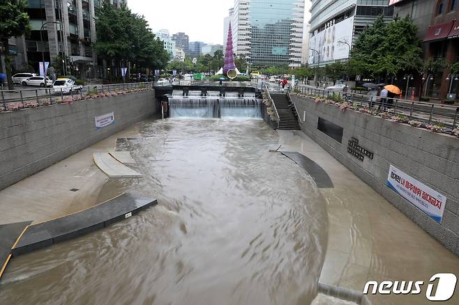 지난달 29일 호우주의보로 서울 중구 청계천이 출입통제된 모습. ⓒ News1