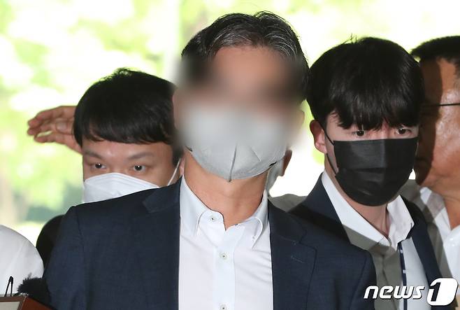 더불어민주당 전당대회 '돈봉투' 의혹의 핵심 피의자로 지목된 송영길 전 대표의 전직 보좌관 박용수 씨가 3일 서울 서초구 서울중앙지방법원에서 열린 구속 전 피의자심문(영장실질심사)에 출석하고 있다. 2023.7.3/뉴스1 ⓒ News1 허경 기자