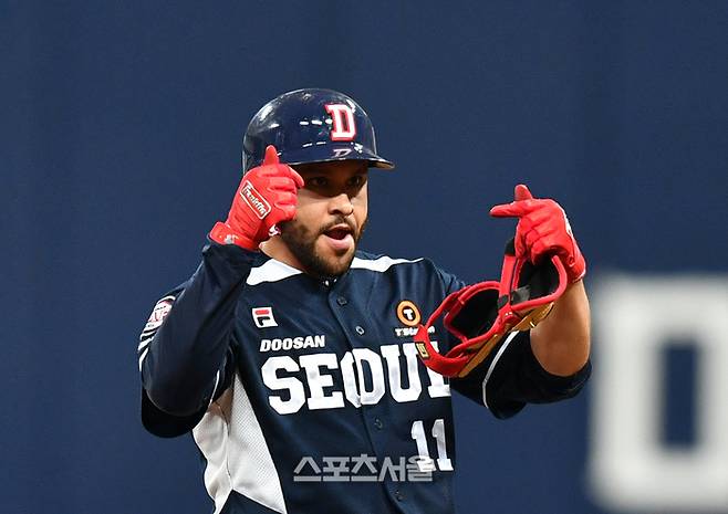 두산 로하스가 고척스카이돔에서 열린 2023 프로야구 키움히어로즈와 두산베어스의 경기 1회초 1사 1,2루에서 1타점 2루타로 출루하며 자축하고 있다. 고척 | 강영조기자 kanjo@sportsseoul.com