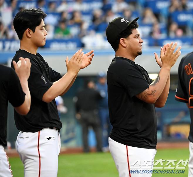 2일 삼성전 8회 수비를 마친 동료들에게 박수를 보내는 문동주와 산체스. 대구=허상욱 기자 wook@sportschosun.com