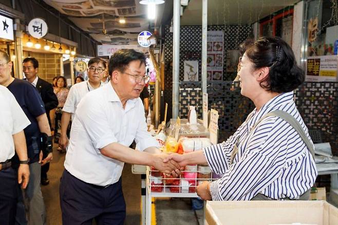 박강수 마포구청장이 3일 아현시장을 찾아 상인들과 인사를 나누었다.