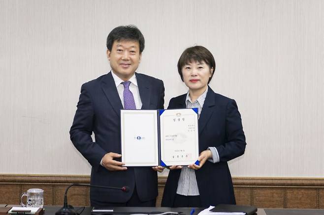 남한권 울릉군수(왼쪽)가 박상연 울릉부군수에게 임용장을 수여하고 있다.