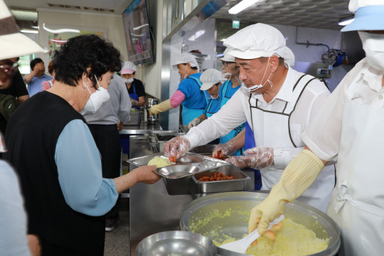 정영철 영동군수 배식봉사활동 모습. 사진=영동군 제공