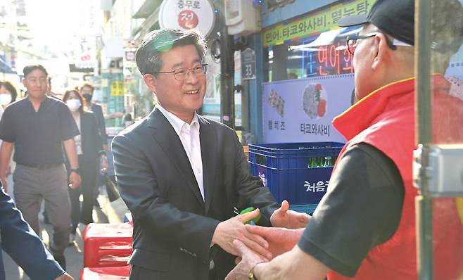 김 구청장이 최근 충무로 골목형 상점가 축제에서 시민을 만난 모습. 중구 제공