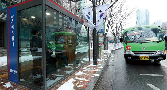 성동구는 ‘버스정류장 승하차 지점 도로열선 설치’ 아이디어를 정책에 반영한다. 성동구 제공