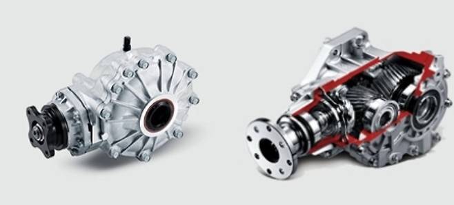 전·후륜 좌우 바퀴에 동력을 전달하고 원활한 선회를 위한 차동 역할을 하는 액슬(왼쪽)과 전륜 구동 차량에서 엔진·변속기의 구동력을 후륜으로 전달시켜 사륜구동을 구현하는 PTU. 출처=현대위아