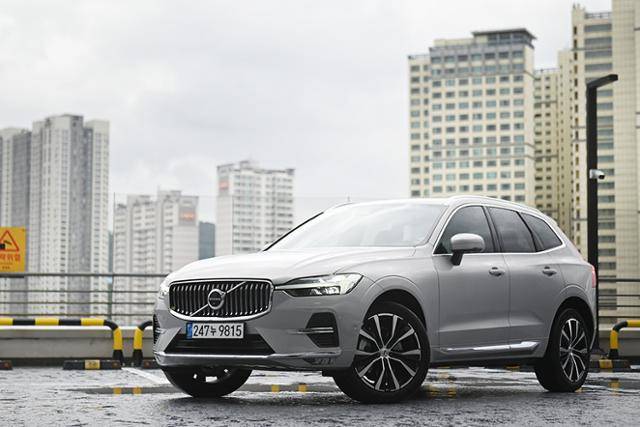 볼보 XC60 B6 AWD 얼티메이트 브라이트