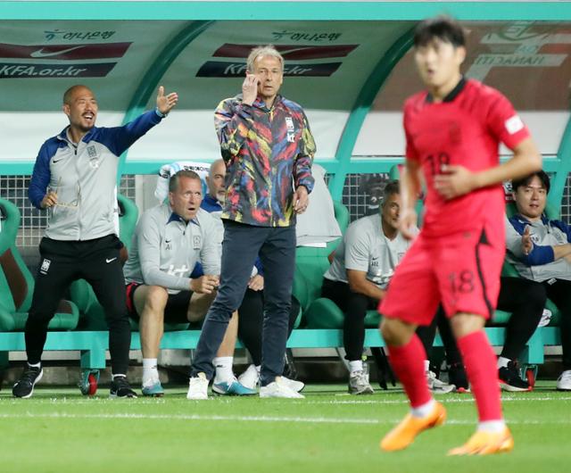 6월 20일 대전 유성구 대전월드컵경기장에서 열린 축구 국가대표팀 A매치 평가전 대한민국과 엘살바도르의 경기에서 위르겐 클린스만 감독이 경기를 지켜보고 있다. 대전=뉴시스