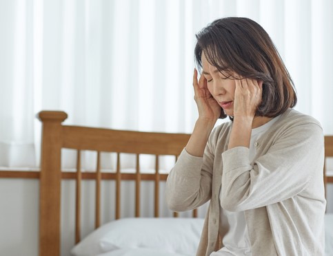 아침에 유독 두통이 심하거나 머리 전체가 깨질 듯 아프며 구토가 동반된다면, 뇌종양으로 인한 두통일 수 있다./사진=게티이미지뱅크