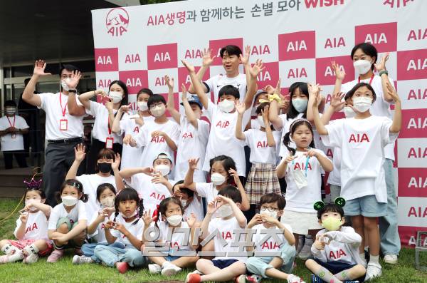 손흥민이 4일 오후 서울 동대문구 글로벌지식협력단지에서 진행된 소아암 응원행사 AIA생명 '손별모아 위시' 사회공헌 캠페인에 참석해 어린이들과 함께 단체사진을 찍고 있다. 김민규 기자 mgkim1@edaily.co.kr /2023.07.04/