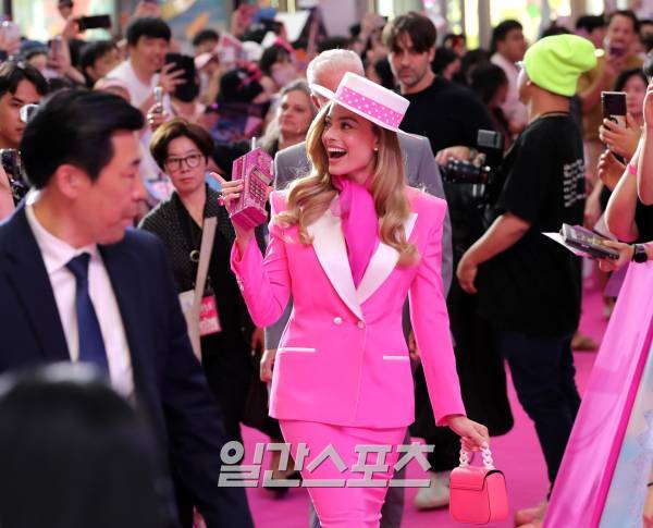 영화 '바비'의 내한 핑크카펫 행사가 2일 오후 서울 영등포구 타임스퀘어에서 열렸다. 마고 로비 등 출연 배우들이 핑크카펫 행사장에 도착하고 있다. 김민규 기자 mgkim1@edaily.co.kr /2023.07.02/