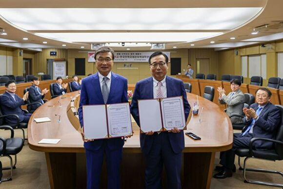 (왼쪽부터) 김대식 경남정보대학교 총장과 유기풍 한국전력국제원자력대학원대학교 총장이 공동 인력양성을 위한 업무협약을 체결하고 있다. [사진=경남정보대학교]