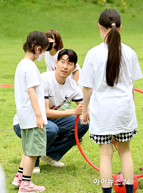 축구선수 손흥민이 4일 오후 서울 동대문구 글로벌지식협력단지에서 열린 AIA생명 소아암 어린이 돕는 사회공헌 캠페인에 참석해 어린이들과 공놀이 시간을 갖고 있다. [사진=곽영래 기자]