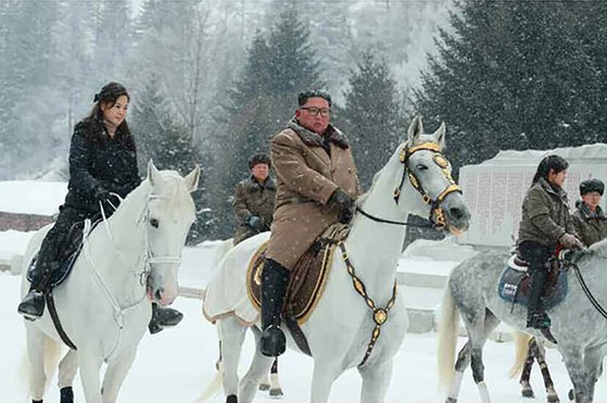 김정은 북한 국무위원장이 2019년 부인 이설주(맨 왼쪽) 및 군 간부들과 함께 백두산에 올랐다며 조선중앙통신이 낸 사진. 노동신문