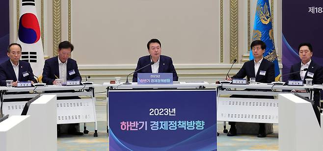 윤석열 대통령이 4일 청와대 영빈관에서 열린 2023 하반기 경제정책방향 발표에서 발언을 하고 있다. 대통령실사진기자단