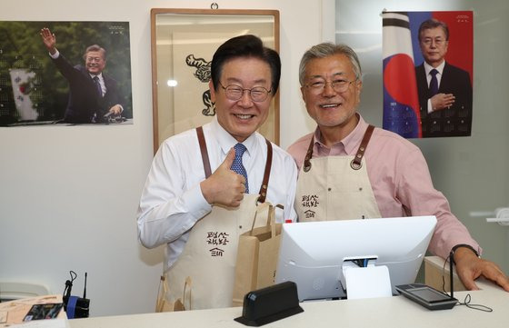 이재명 더불어민주당 대표가 5월 10일 오후 문재인 전 대통령이 최근 경남 양산 평산마을에 문을 연 평산책방을 찾아 계산대에서 봉사를 마친 뒤 기념사진을 찍고 있다. 송봉근 기자