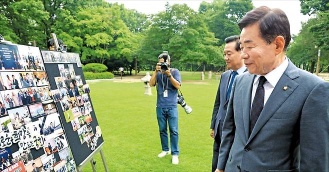 김진표 국회의장이 4일 국회 사랑재의 취임 1주년 기자간담회장으로 들어서며 지난 1년간의 행보를 담은 사진들을 둘러보고 있다.  김병언 기자