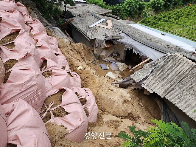 생후 14개월 된 영아가 숨진 경북 영주시 상망동의 한 주택에 4일 오전 산사태를 막기 위해 커다란 모래주머니가 쌓여있다. 김현수 기자