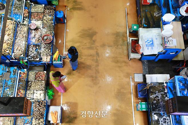 4일 서울 동작구 노량진수산물도매시장에서 상인들이 손님을 기다리고 있다.