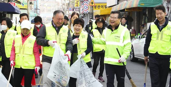 류경기 중랑구청장과 주민들이 골목길을 청소하고 있다. 주민들과 함께하는 골목청소는 134회까지 이어지고 있다.