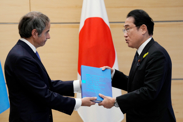 라파엘 그로시 국제원자력기구(IAEA) 사무총장(왼쪽)이 4일 일본 도쿄에서 기시다 후미오 총리를 만나 후쿠시마 제1원자력발전소 오염수의 해양 방류 계획에 관한 종합보고서를 전달하고 있다. 2023.07.04 연합뉴스