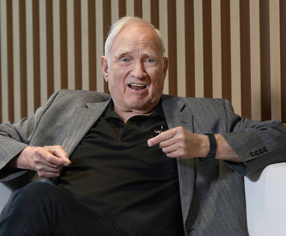 John Clauser talks with the Korea JoongAng Daily at a hotel in Dongdaemun District, eastern Seoul, on June 26. The physicist won the 2022 Nobel Prize 50 years after his groundbreaking research on quantum mechanics. [PARK SANG-MOON]