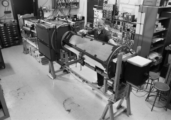 Clauser with the quantum mechanics experiment he and Stuart Freedman used to test Bell‘s theorem at UC Berkley in California, where Clauser was a postdoctoral fellow, on Nov. 7, 1975. [EPA/YONHAP]