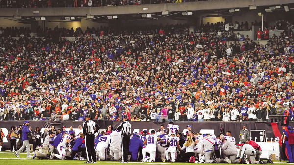 미국 오하이오주 신시내티 페이코 스타디움에서 열린 미국프로풋볼(NFL) 경기 도중 버펄로 빌스의 수비수 다마르 햄린이 쓰러지자 버펄로 빌스와 신시내티 벵골스 선수들이 그의 주위를 둘러싸고 기도하고 있다. AP연합뉴스