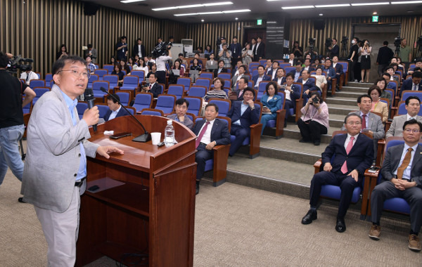 민경우 대안연대 공동대표가 3일 국회에서 열린 국민의힘 의원총회에서 강연하고 있다. 2008년 광우병 시위를 주도했던 민 대표는 “광우병에서 시작된 괴담 정치를 이번 후쿠시마 오염수 문제를 갖고 끝장내기를 제안한다”고 말했다. 최현규 기자