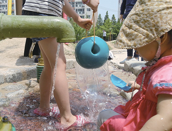 2016년 순천시 제1호 기적의 놀이터가 개장했다. 사진은 같은 해 여름 놀이터에서 즐겁게 물놀이를 하는 아이들의 모습. 국민일보 DB.