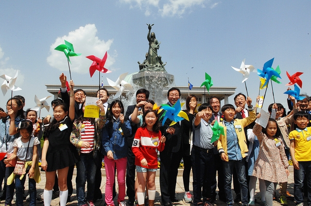 지난 2015년 5월 4일 전국시도교육감협의회가 국회의원회관에서 어린이 놀이헌장 선포 후 참석한 어린이들과 기념 사진을 찍고 있다. 전국시도교육감협의회 제공